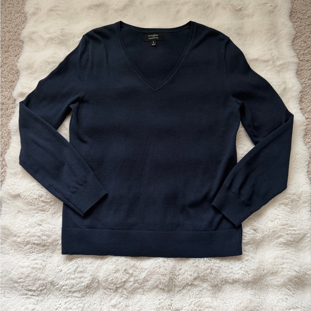 Banana Republic Factory Preppy Navy Forever V-Neck Sweater / Capsule Wardrobe - Picture 6 of 10